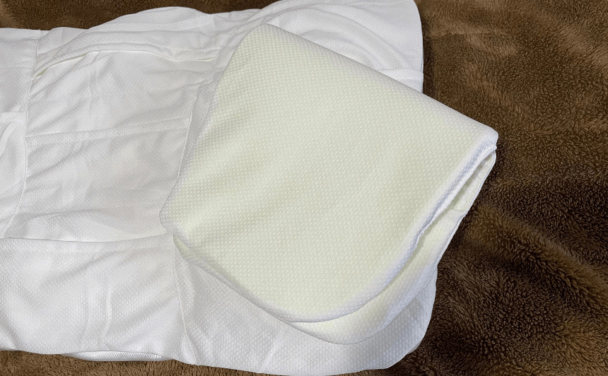 分離したウレタンシートを折っていれる